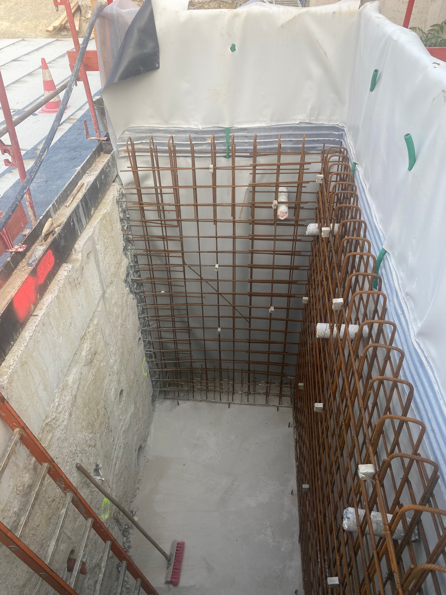 Ferraillage et étanchéité d'un ouvrage béton renforcé en construction